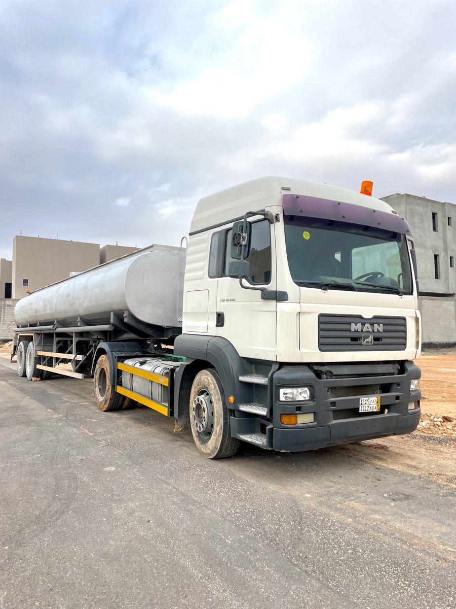 استيراد الشاحنات والمعدات